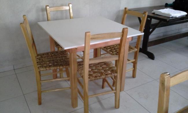 Jogo de mesa com quatro cadeiras